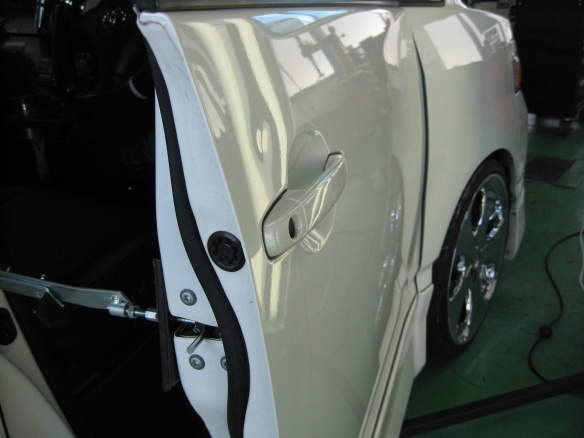 トヨタ　VOXYのドアの凹み修理　ﾃﾞﾝﾄﾘﾍﾟｱです。
